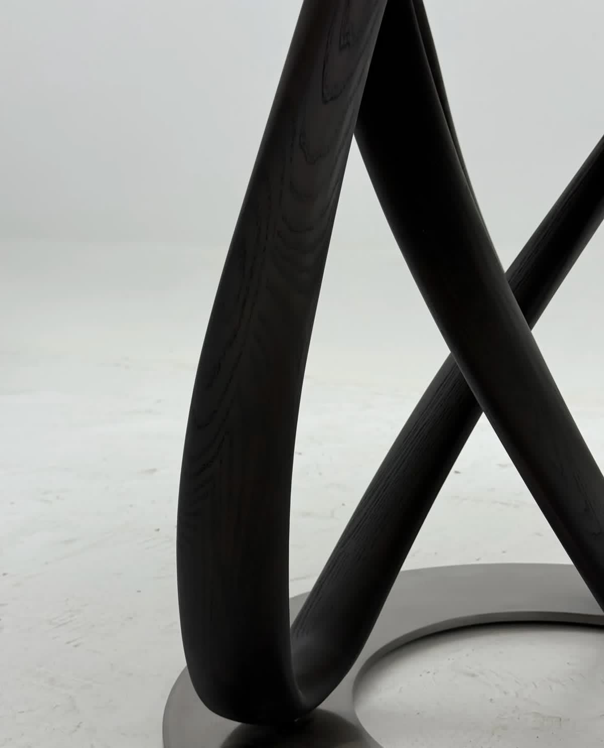 Round dining table with sculptural base — reference photo 4
